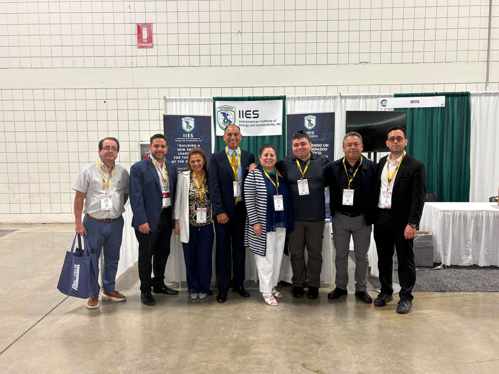 Equipo de RIPSENV IIES frente al stand del Instituto en The Energy Expo