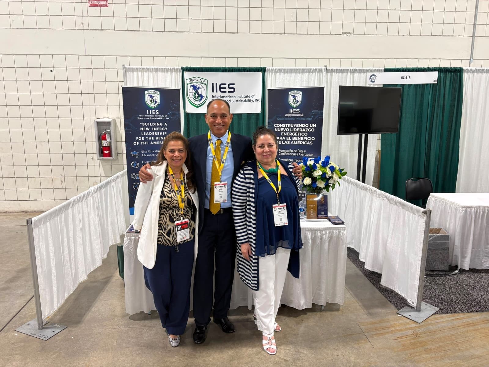 Representantes del Instituto en el stand de RIPSENV IIES en The Energy Expo