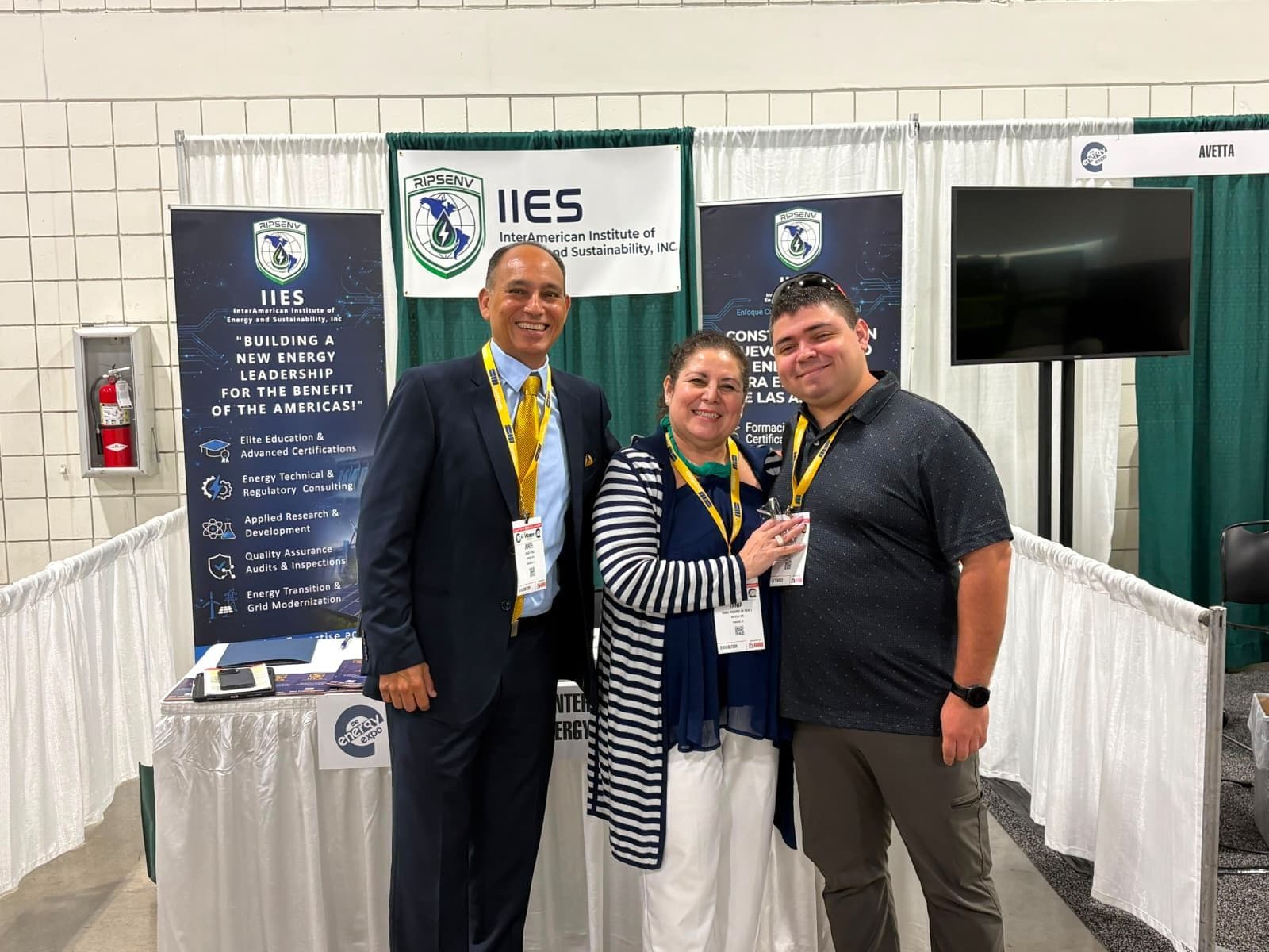 Representantes del Instituto en el stand de RIPSENV IIES en The Energy Expo