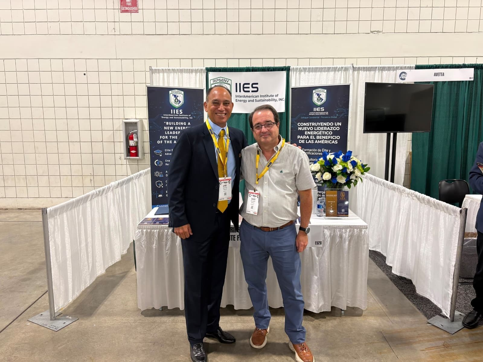 Representantes del Instituto en el stand de RIPSENV IIES en The Energy Expo