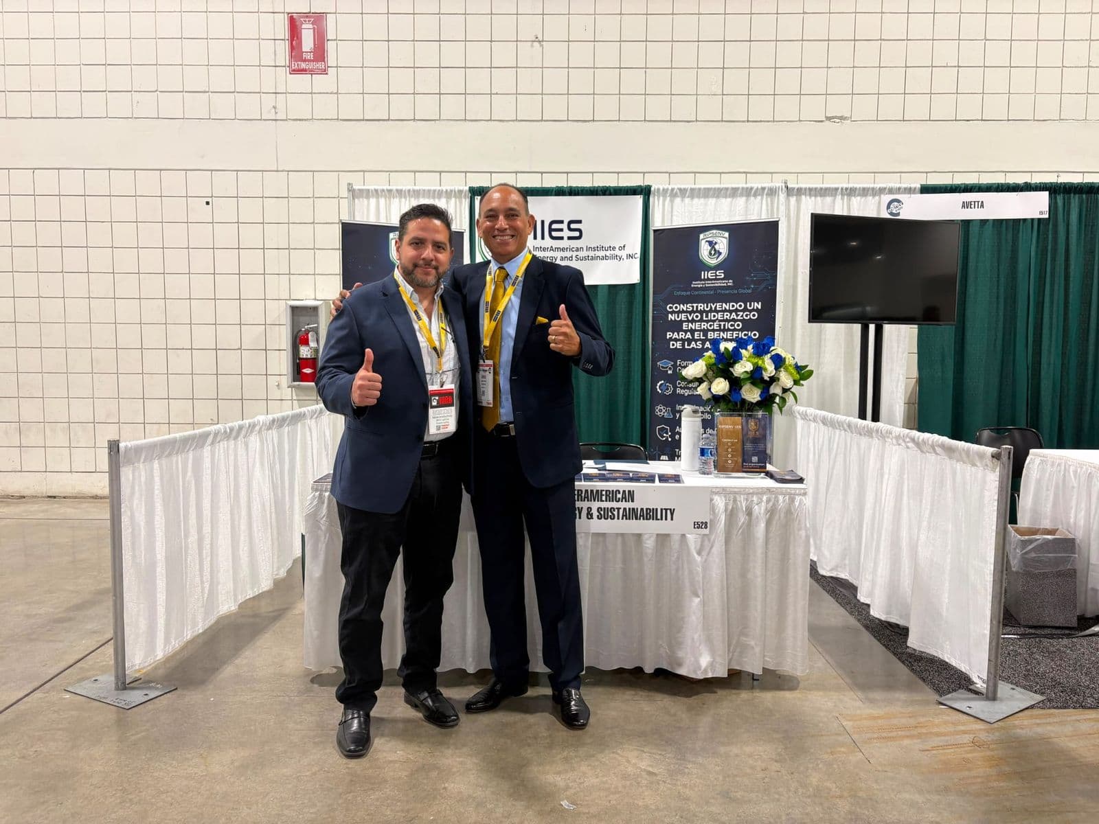 Representantes del Instituto en el stand de RIPSENV IIES en The Energy Expo