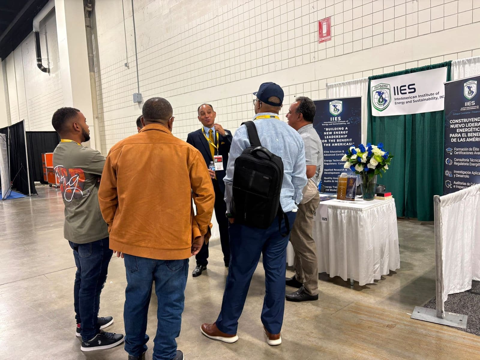Visitantes conversan con el equipo en el stand de RIPSENV IIES en The Energy Expo
